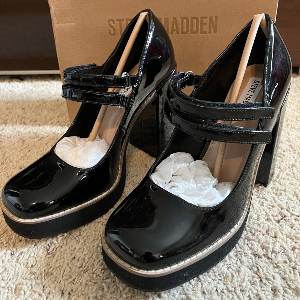 Beautiful BNIB Steve Madden Twice black patent leather Mary Jane platform pump